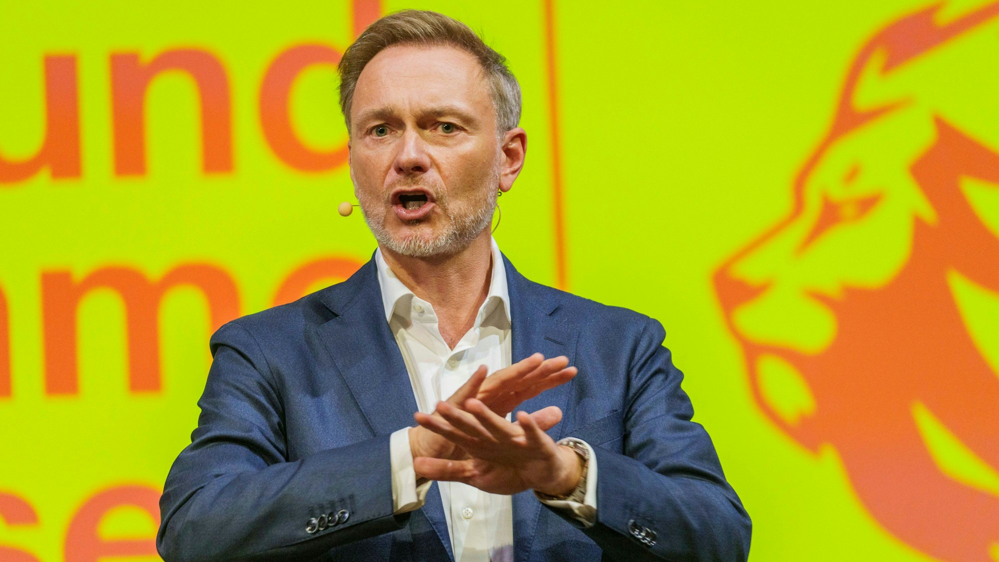 ARCHIV - 05.10.2023, Hessen, Frankfurt/Main: Christian Lindner (FDP), FDP-Parteichef/Bundesfinanzminister, spricht auf der Wahlkampfveranstaltung im Palmengarten Gesellschaftshaus. Im Wahlkampfendspurt unterstützen FDP-Bundesfinanzminister und die stellvertretende FDP-Bundesvorsitzende und Bundesbildungsministerin den Spitzenkandidaten der Hessen-FDP für die Landtagswahl am kommenden Sonntag (8.10.2023). (zu dpa: «Zoll stellt Bilanz vor und empfängt Christian Lindner») Foto: Andreas Arnold/dpa +++ dpa-Bildfunk +++