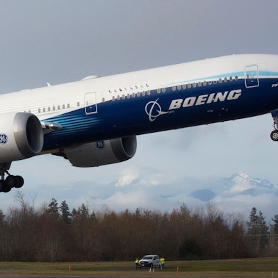 Ein Flugzeug vom Typ Boeing 777X beim Start. (Symbolbild)