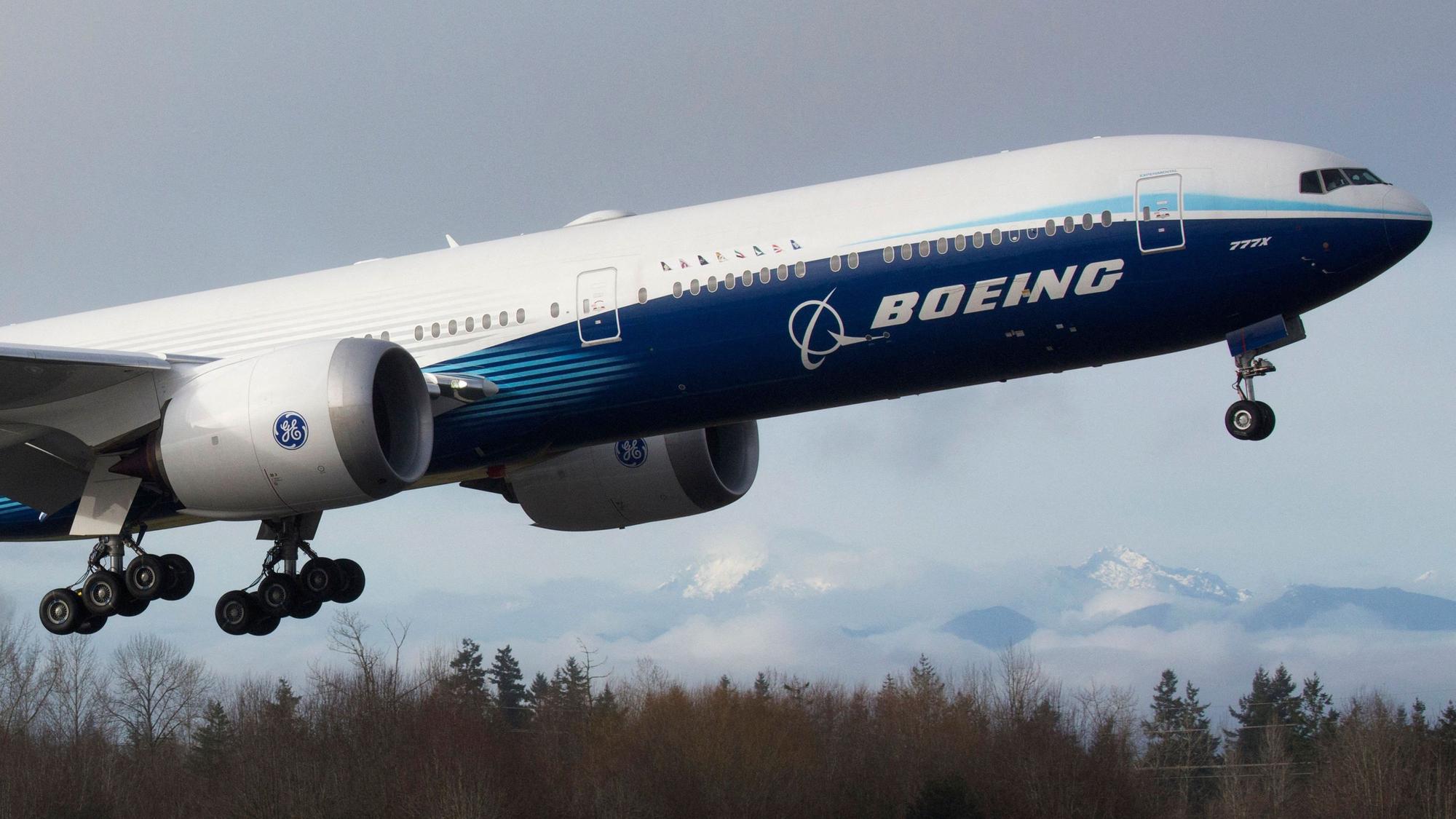 Ein Flugzeug vom Typ Boeing 777X beim Start. (Symbolbild)