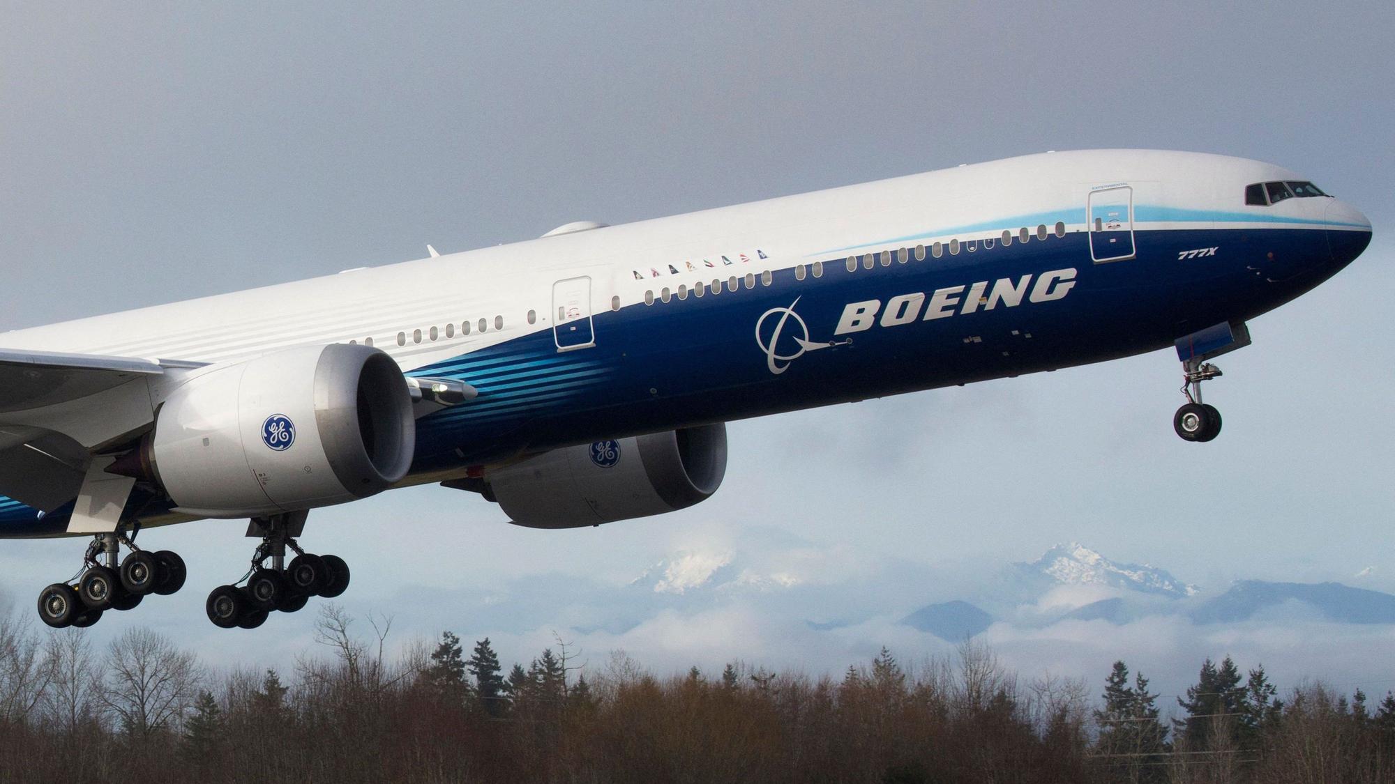 Ein Flugzeug vom Typ Boeing 777X hebt ab.