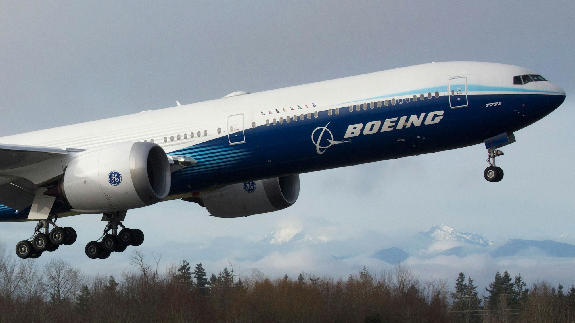 Ein Flugzeug vom Typ Boeing 777X hebt ab.