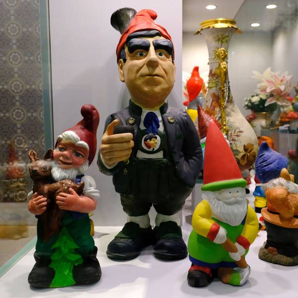 In einer Ausstellungsvitrine sind mehrere Gartenzwerge zu sehen. Einer stellt den Politiker Theo Waigel dar.
