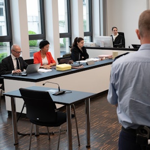 Der Gerichtssaal mit den Verfahrensbeteiligten.