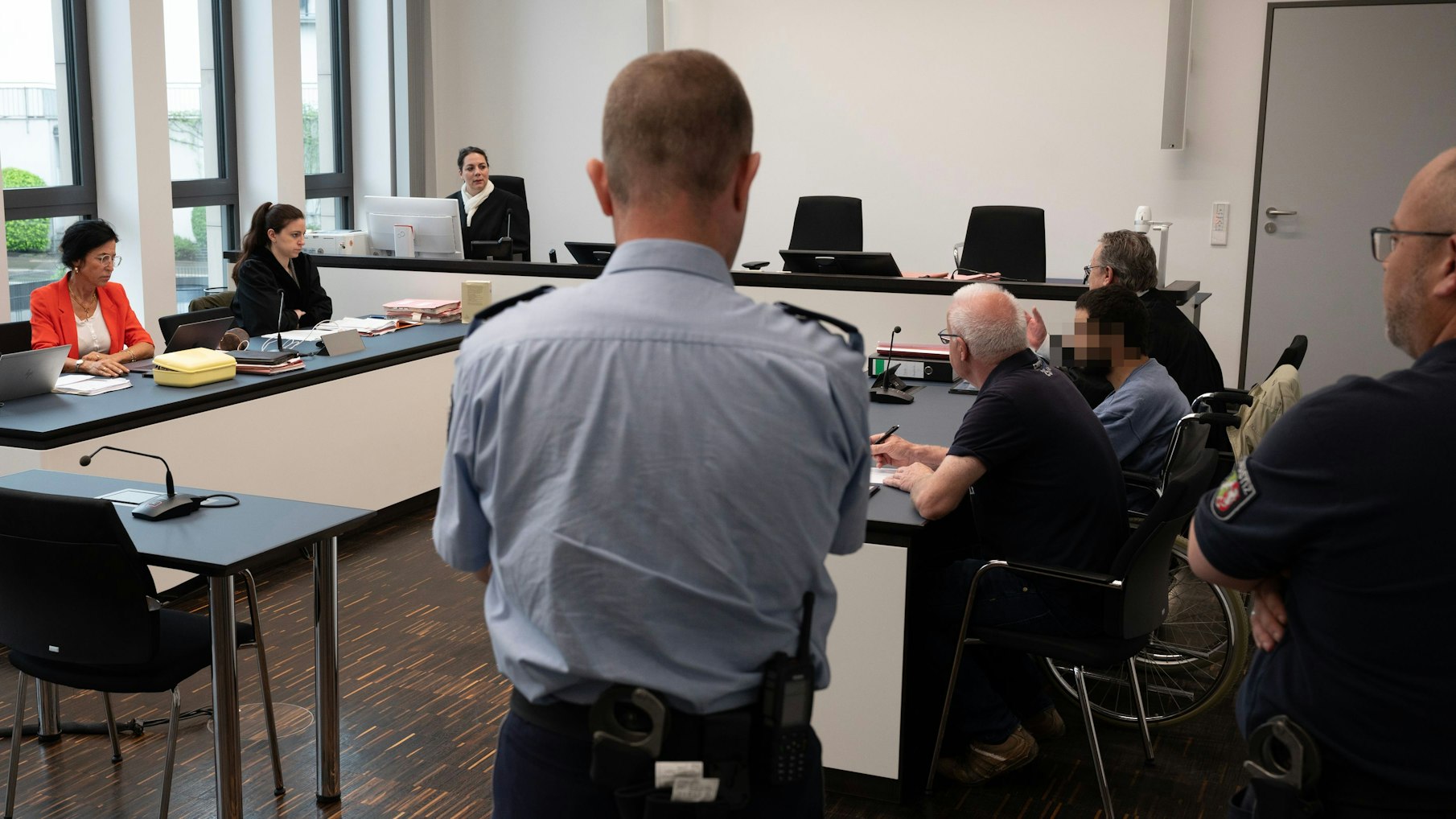 Der Gerichtssaal mit den Verfahrensbeteiligten.