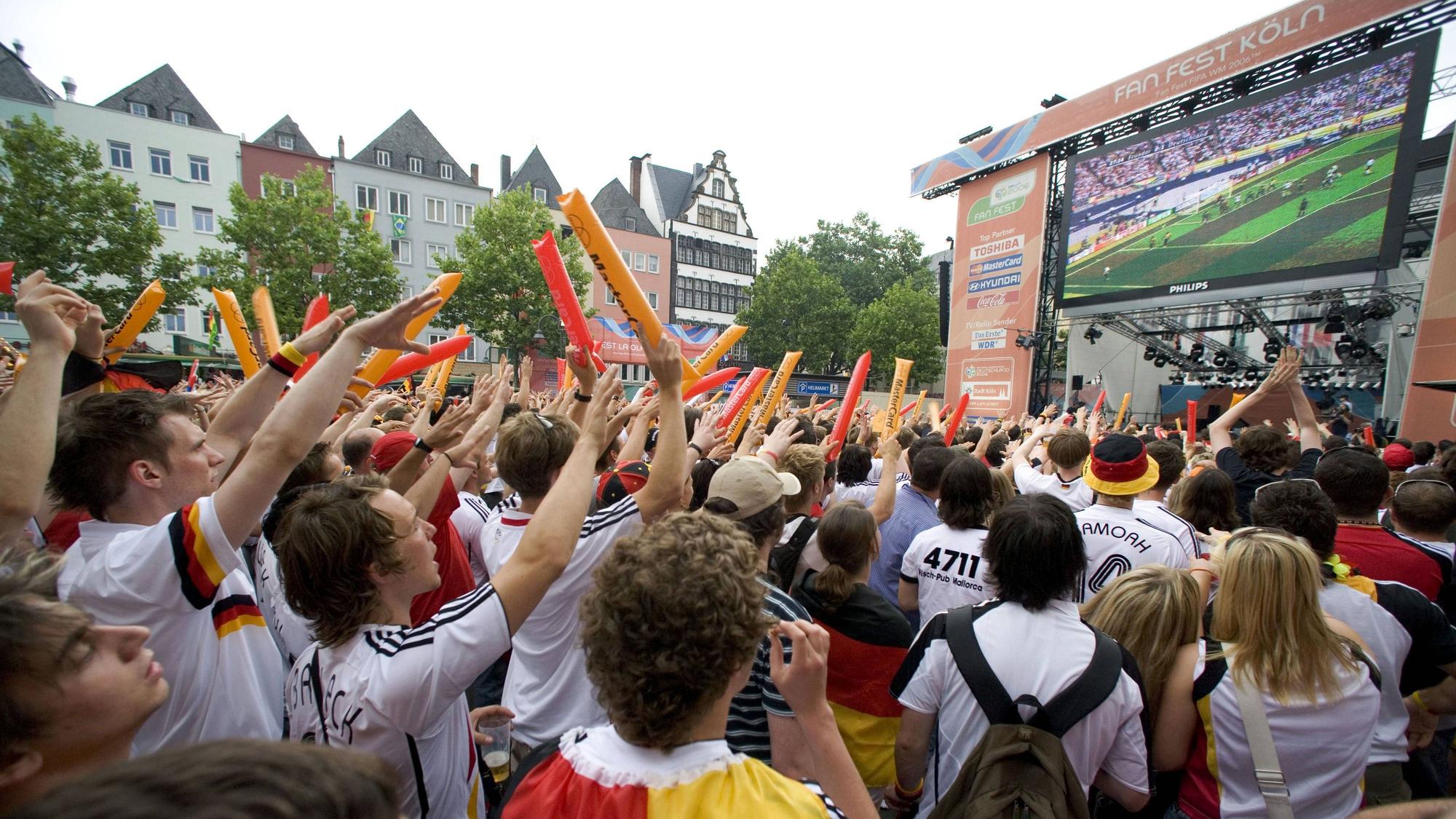 Deutsche Fans setzen bei der WM 2006 auf dem Fanfest in Köln zu einer La Ola Welle an.
