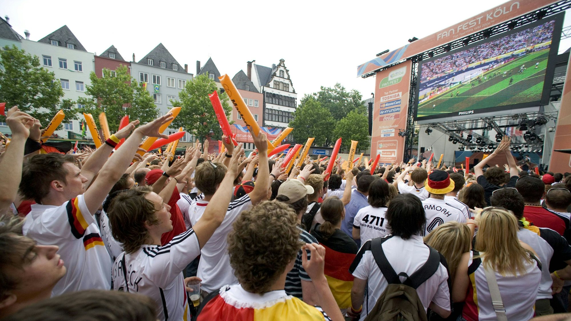 Deutsche Fans setzen bei der WM 2006 auf dem Fanfest in Köln zu einer La Ola Welle an.