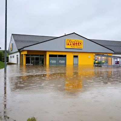 Auf dem Parkplatz ist ein See entstanden. Das Wasser steht vor und im Markt etwa einen Meter hoch.