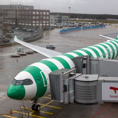 Ein Airbus A330 Neo von Condor steht auf dem Frankfurter Flughafen (Archivbild)