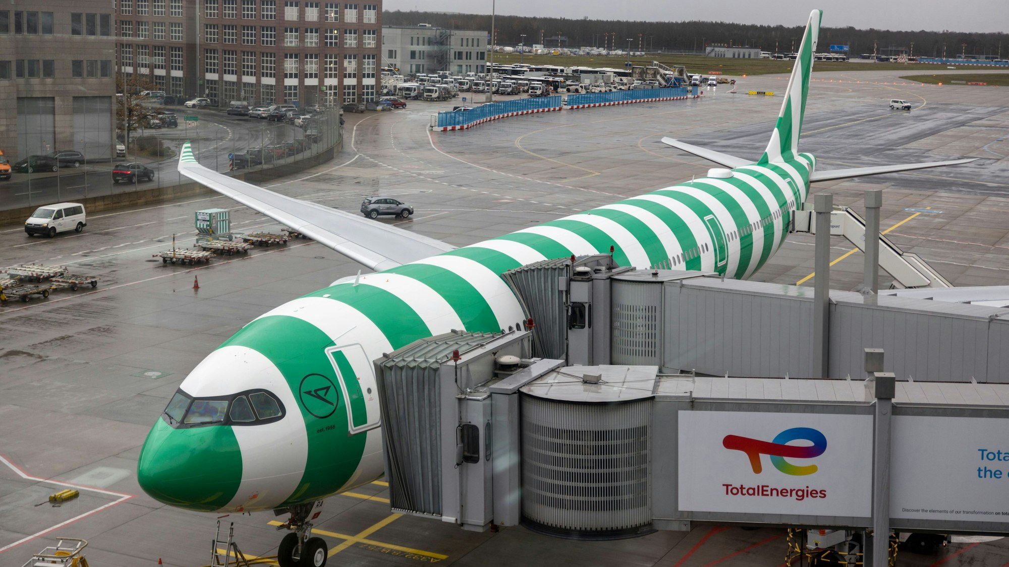 Ein Airbus A330 Neo von Condor steht auf dem Frankfurter Flughafen (Archivbild)