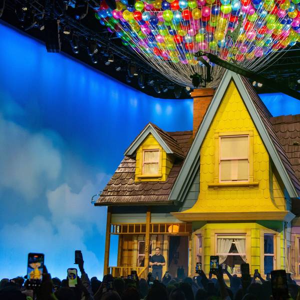 Airbnb-Chef Brian Chesky demonstriert das von der Firma nachgebaute Haus aus dem Animationsfilm „Oben“. Man wird über Airbnb Aufenthalte in dem Haus buchen können.