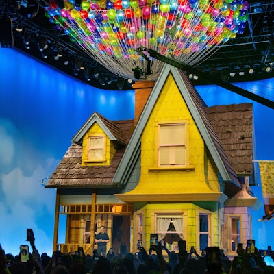 Airbnb-Chef Brian Chesky demonstriert das von der Firma nachgebaute Haus aus dem Animationsfilm „Oben“. Man wird über Airbnb Aufenthalte in dem Haus buchen können.