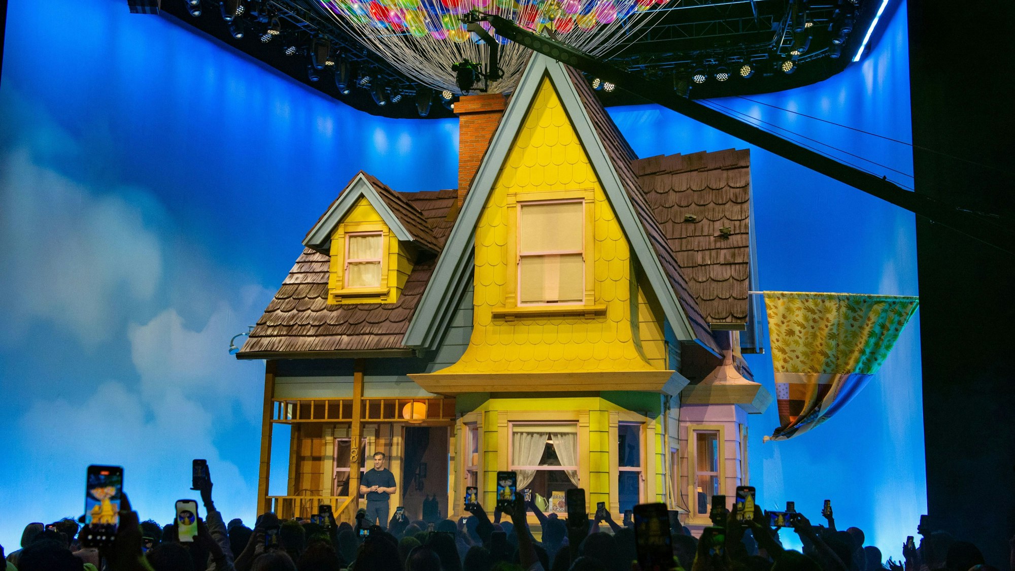 Airbnb-Chef Brian Chesky demonstriert das von der Firma nachgebaute Haus aus dem Animationsfilm „Oben“. Man wird über Airbnb Aufenthalte in dem Haus buchen können.