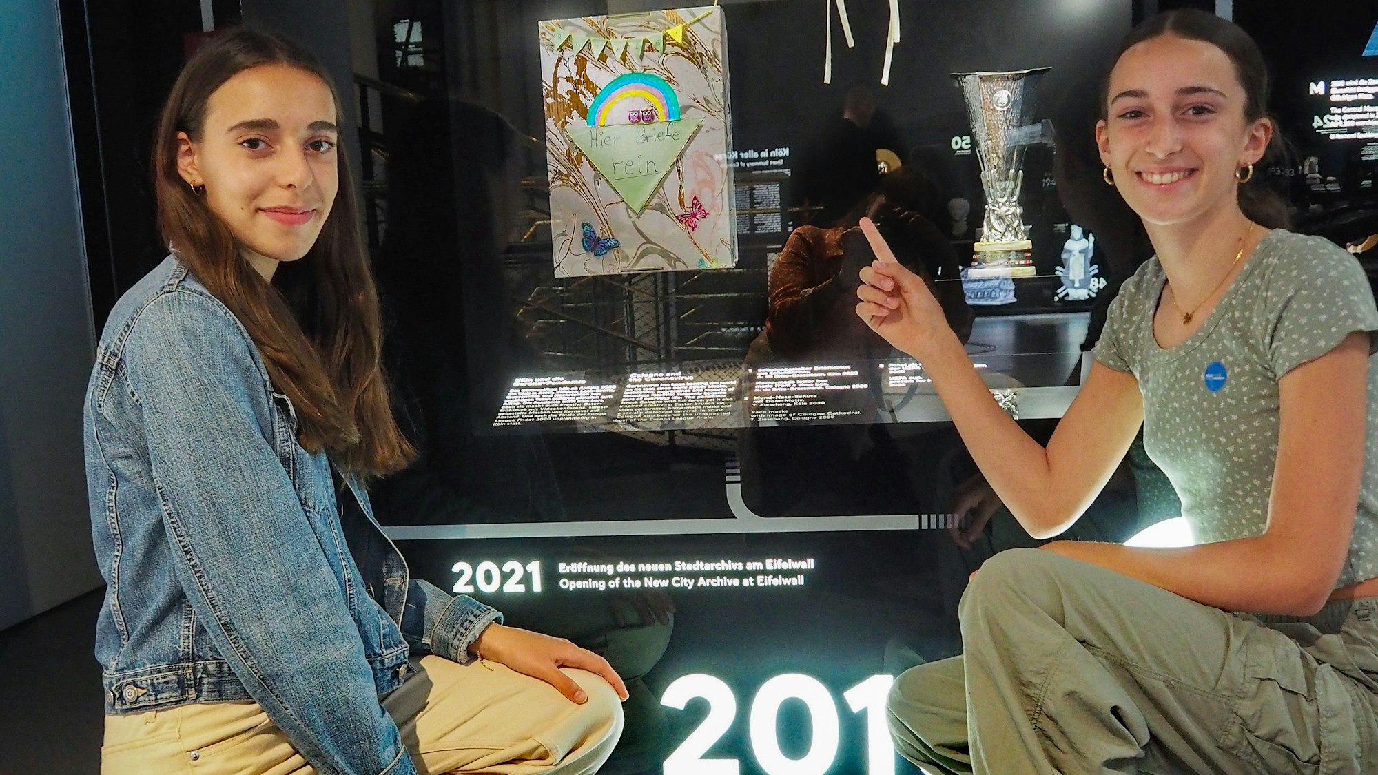 Ana und Lea präsentieren den Briefkasten, den sie in der Lockdown-Zeit gebastelt haben, im Kölnischen Stadtmuseum. Foto von Stephanie Broch.