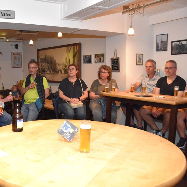 Geschichte, Histörchen und Anekdoten rund um das Kölsch erzählte Gästeführer Bernd Küppers gut gelaunt den Teilnehmenden der „Rheinischen Stadtführung“.