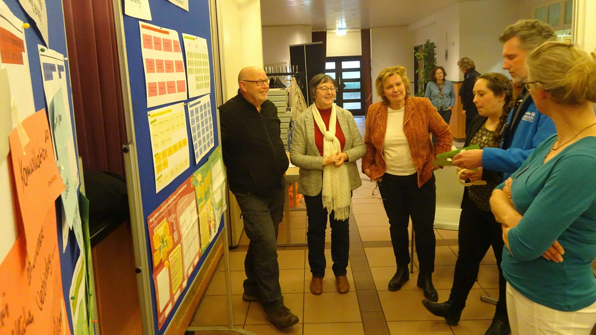 Auftaktworkshop der Gemeinde Swisttal zur Erstellung des Klimaneutralitätskonzepts: Arbeitsgruppe Klimabildung mit Alexandra Bohlen, Interkommunale Klimaschutzmanagerin für die Klimaregion Rhein-Voreifel (3.v.rechts).