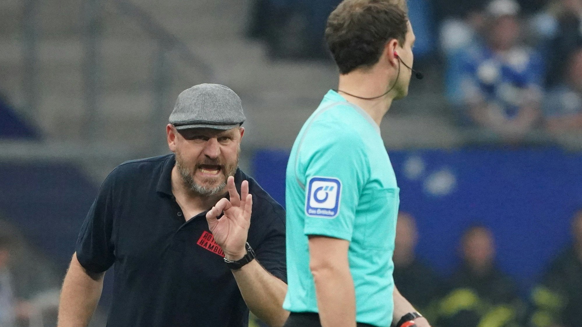 Steffen Baumgart hat dem Linienrichter im Stadtderby zwischen dem HSV und dem FC St. Pauli etwas mitzuteilen.