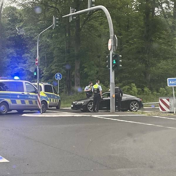 Die Polizei stoppt einen Sportwagen.