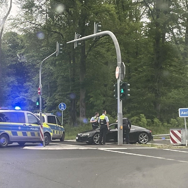 Die Polizei stoppt einen Sportwagen.