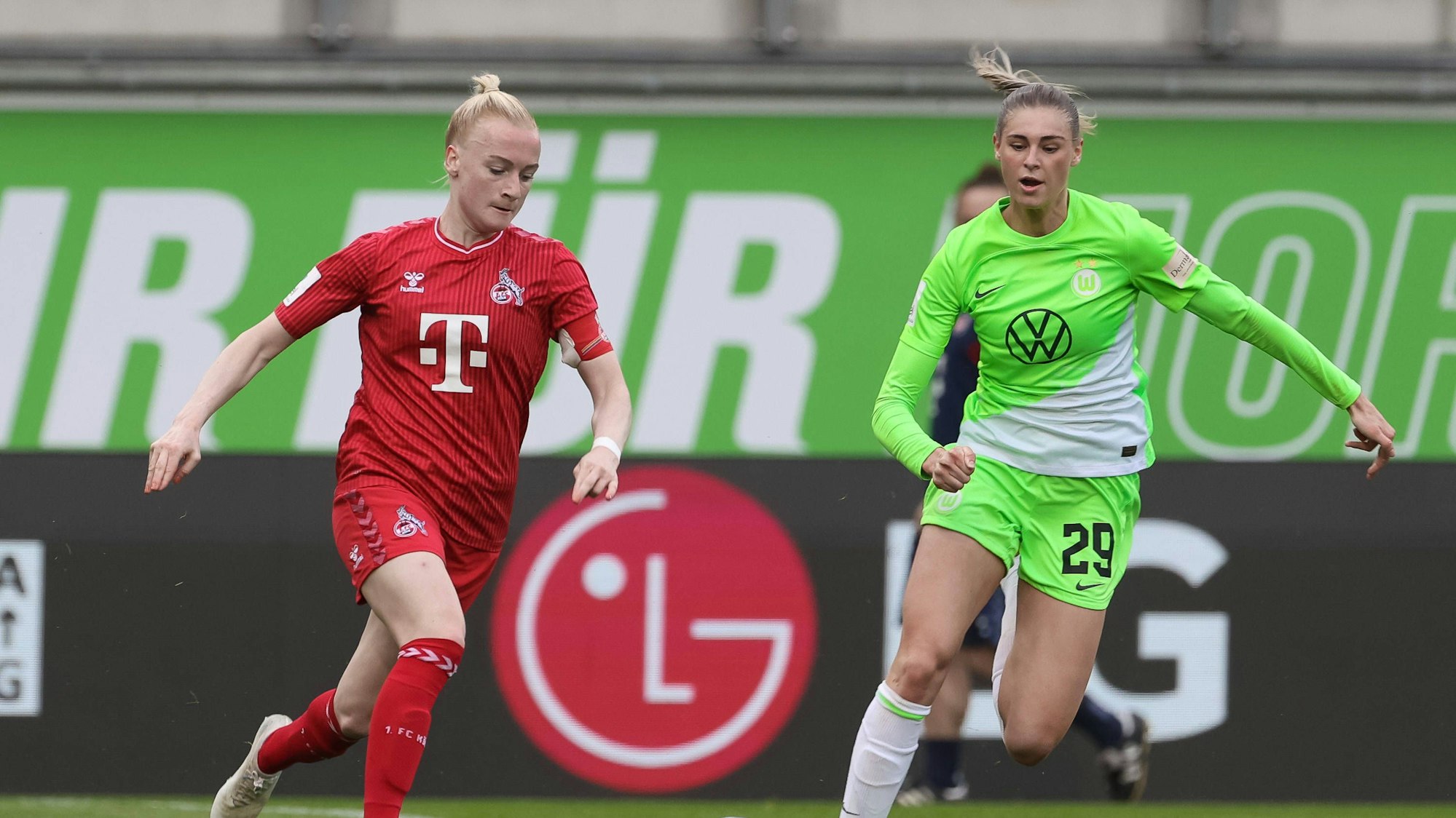 Anna Gerhardt (l.), hier im Duell mit Wolfsburgs Jule Brand. (Archivbild)