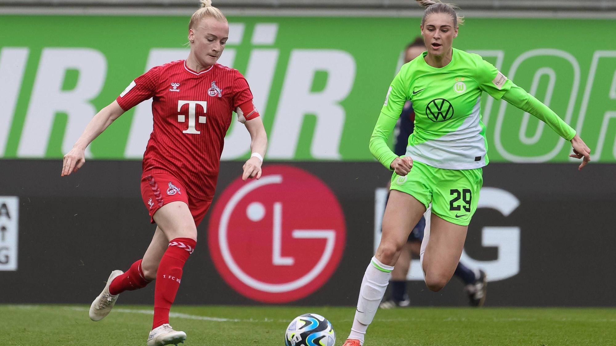 v.li.: Anna Gerhardt 1. FC Köln, 21 und Jule Brand VfL Wolfsburg, 29 im Zweikampf, Duell, Dynamik, Aktion, Action, Spielszene, DIE DFB-RICHTLINIEN UNTERSAGEN JEGLICHE NUTZUNG VON FOTOS ALS SEQUENZBILDER UND/ODER VIDEOÄHNLICHE FOTOSTRECKEN. DFB REGULATIONS PROHIBIT ANY USE OF PHOTOGRAPHS AS IMAGE SEQUENCES AND/OR QUASI-VIDEO., 03.05.2024, Wolfsburg Deutschland, Fussball, Google Pixel Frauen-Bundesliga, VfL Wolfsburg - 1. FC Köln *** from left Anna Gerhardt 1 FC Köln, 21 and Jule Brand VfL Wolfsburg, 29 in a duel, dynamic, action, action, game scene, THE DFB REGULATIONS PROHIBIT ANY USE OF PHOTOGRAPHS AS IMAGE SEQUENCES AND OR QUASI VIDEO , 03 05 2024, Wolfsburg Germany , Football, Google Pixel Womens Bundesliga, VfL Wolfsburg 1 FC Köln xobx