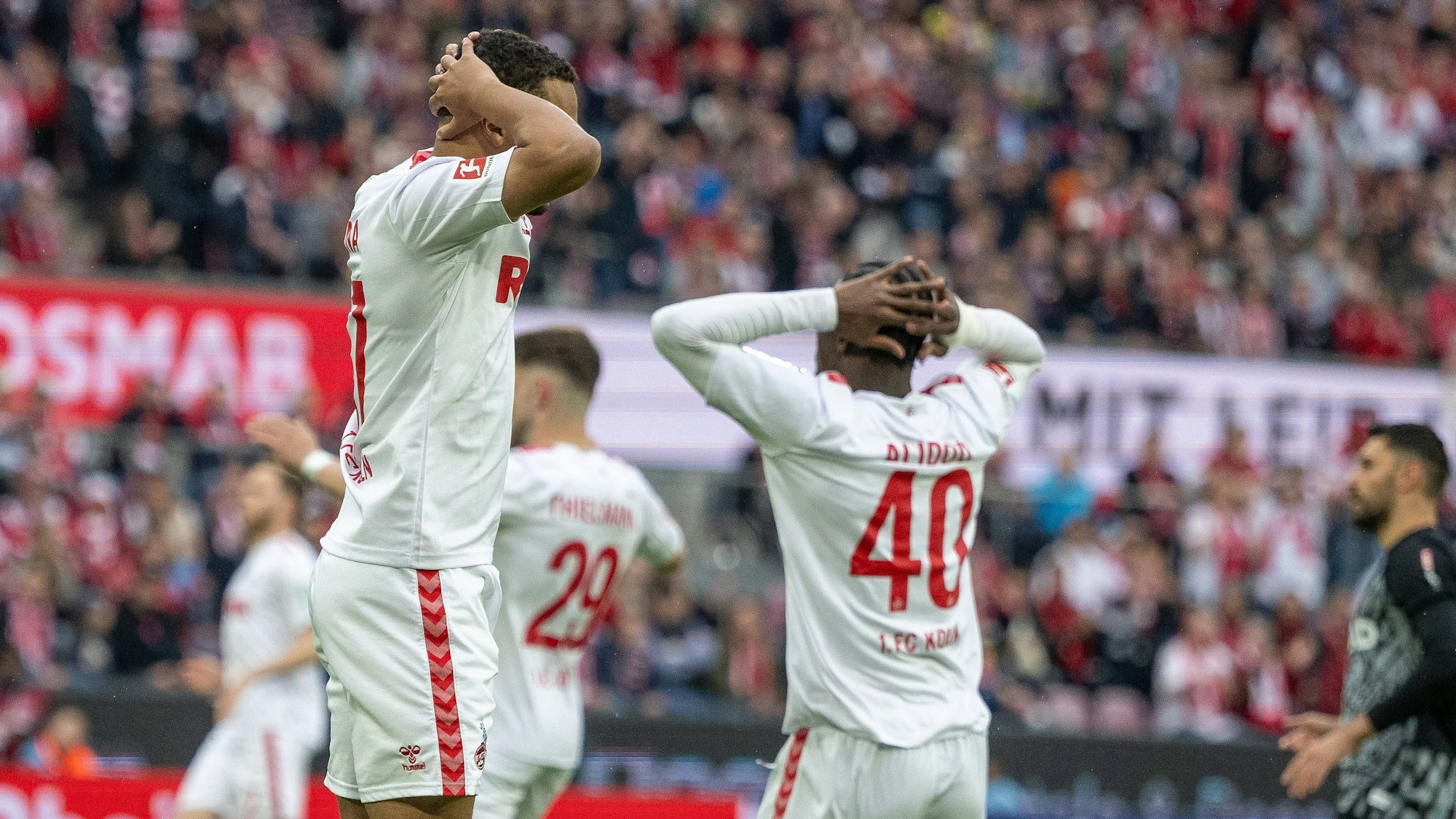 Verzweifelte Kölner: Linton Maina (l.) und Faride Alidou (r.) können eine vergebene Torchance nicht fassen.