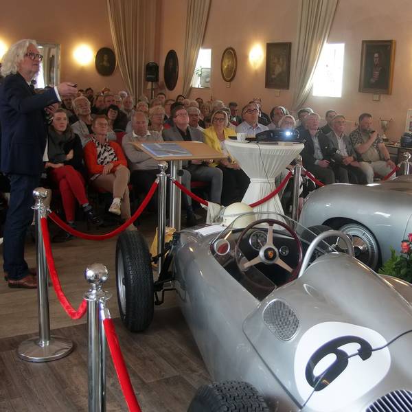 Beim Porsche-Tag der Trips-Stiftung auf Schloss Loersfeld waren alle Augen auf zwei Rennwagen gerichtet, die Wolfgang Graf Berghe von Trips vor rund 70 Jahren selber gesteuert hat: links der Formel-2-Bolide 718/2, daneben der legendäre Porsche 356.