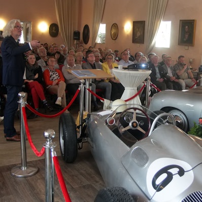 Beim Porsche-Tag der Trips-Stiftung auf Schloss Loersfeld waren alle Augen auf zwei Rennwagen gerichtet, die Wolfgang Graf Berghe von Trips vor rund 70 Jahren selber gesteuert hat: links der Formel-2-Bolide 718/2, daneben der legendäre Porsche 356.