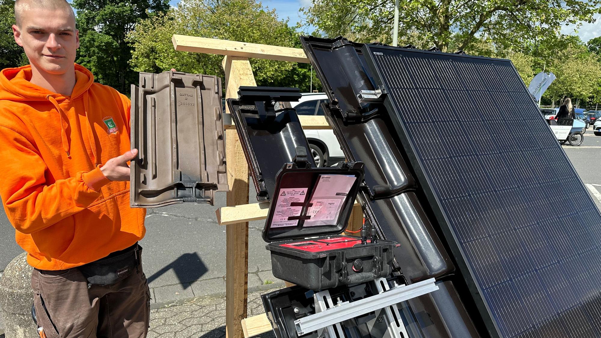 Luca Radermacher von der Firma Graf.Solar erklärt den richtigen Winkel der Solarmodule auf der Nachhaltigkeits- und Mobilitätsmesse in Lohmar.