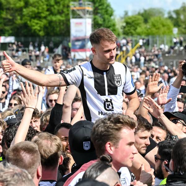 04.05.2024, Baden-Württemberg, Ulm: Fußball: 3 Liga, SSV Ulm 1846 Fussball - FC Viktoria Köln im Donaustadion. Ulms Leo Scienza feiert mit den Fans den Aufstieg. Foto: Harry Langer/DeFodi Images/dpa - WICHTIGER HINWEIS: Gemäß den Vorgaben der DFL Deutsche Fußball Liga bzw. des DFB Deutscher Fußball-Bund ist es untersagt, in dem Stadion und/oder vom Spiel angefertigte Fotoaufnahmen in Form von Sequenzbildern und/oder videoähnlichen Fotostrecken zu verwerten bzw. verwerten zu lassen. +++ dpa-Bildfunk +++