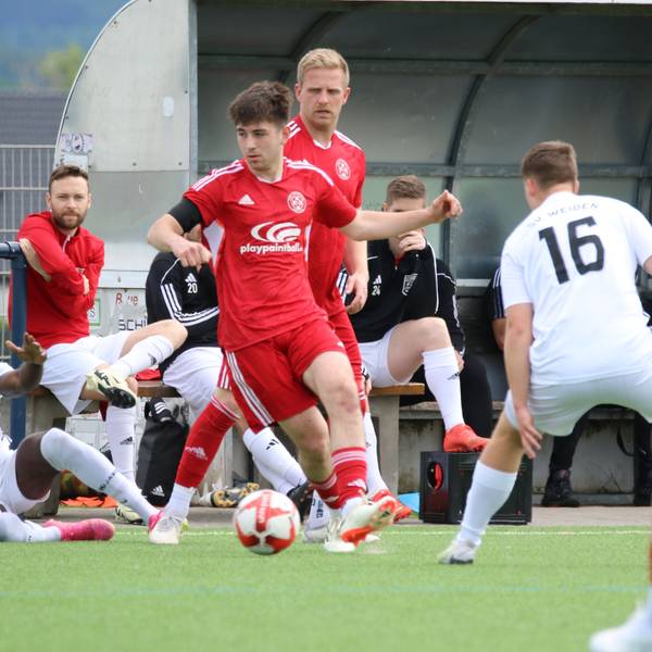 Das Bild zeigt Johannes Püllen, der gerade einen Pass spielt.