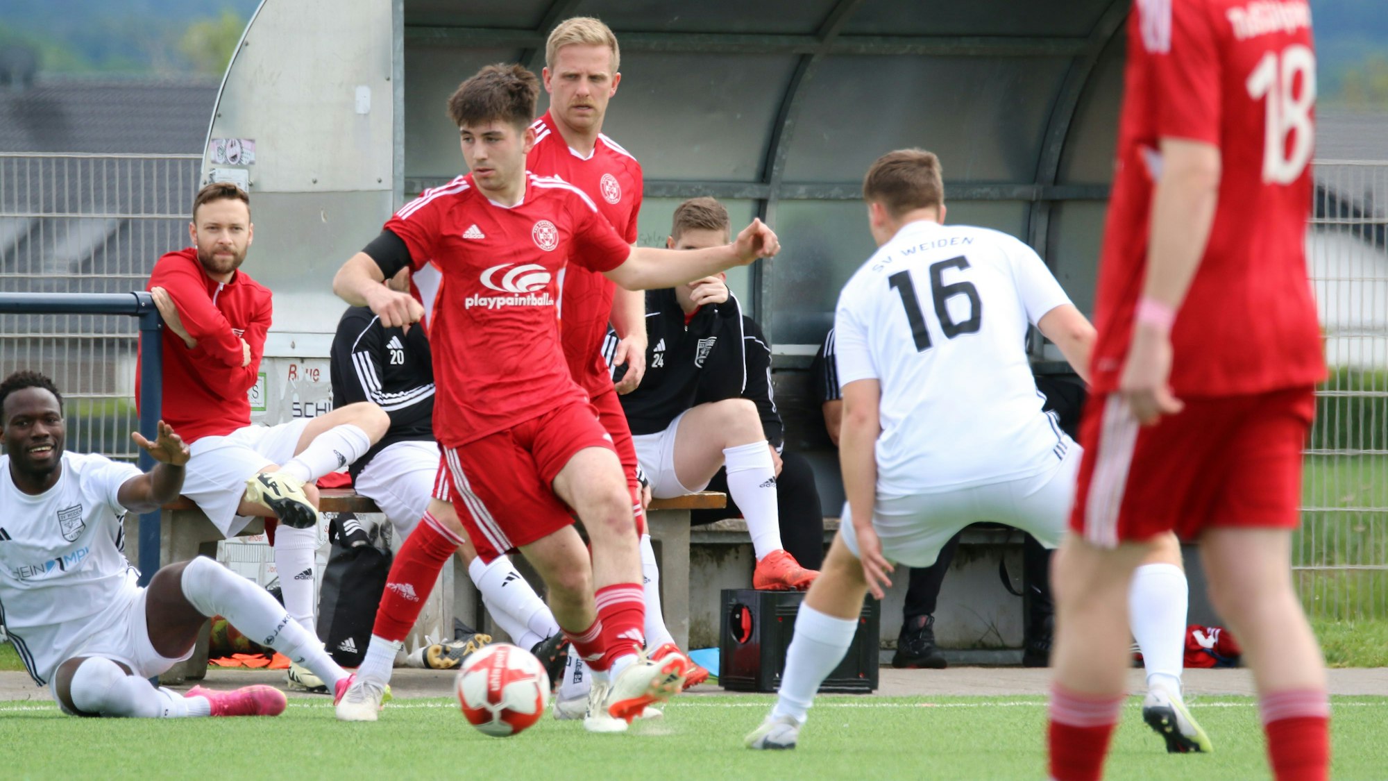 Das Bild zeigt Johannes Püllen, der gerade einen Pass spielt.