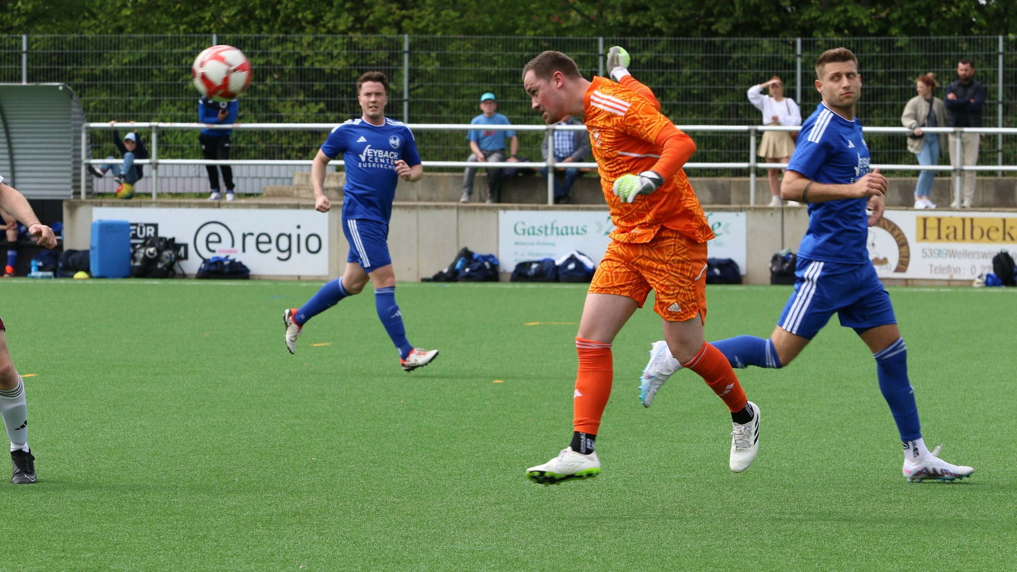 Das Bild zeigt den Torhüter beim Kopfball.