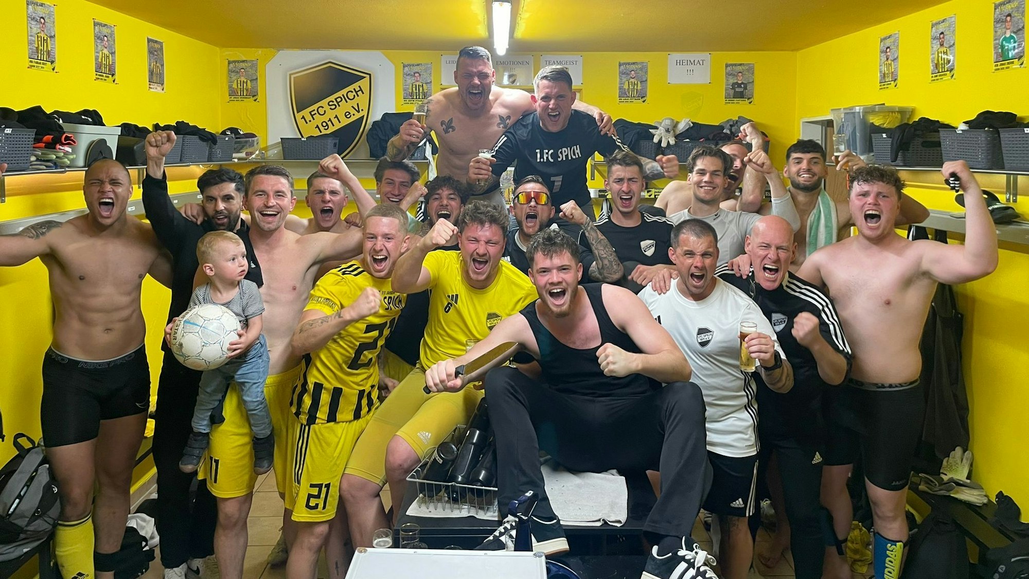 Spicher Jubelarie in der Kabine nach dem 4:1-Sieg gegen Wiehl und dem vorzeitigen Ligaverbleib.