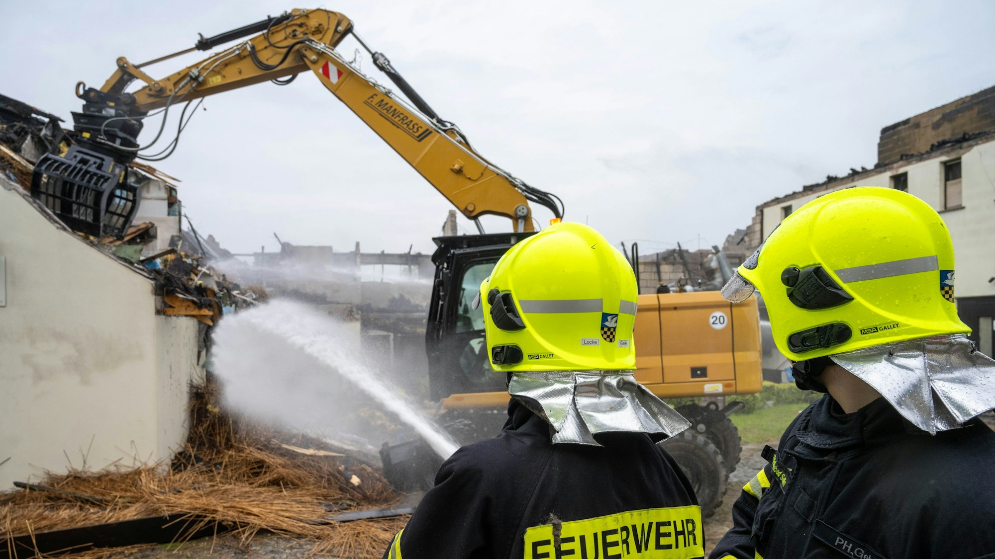 Mecklenburg-Vorpommern, Sellin: Die Feuerwehr arbeitet am Brandort