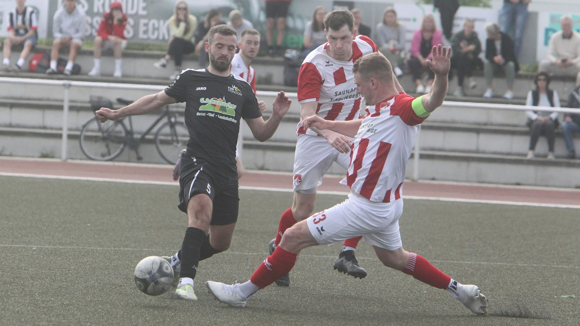 Erst Hochzeit, dann Derby-Time: Tim Schulz (rechts) vom TuS Oberpleis im Duell mit dem Mondorfer Lindit Gashi.
