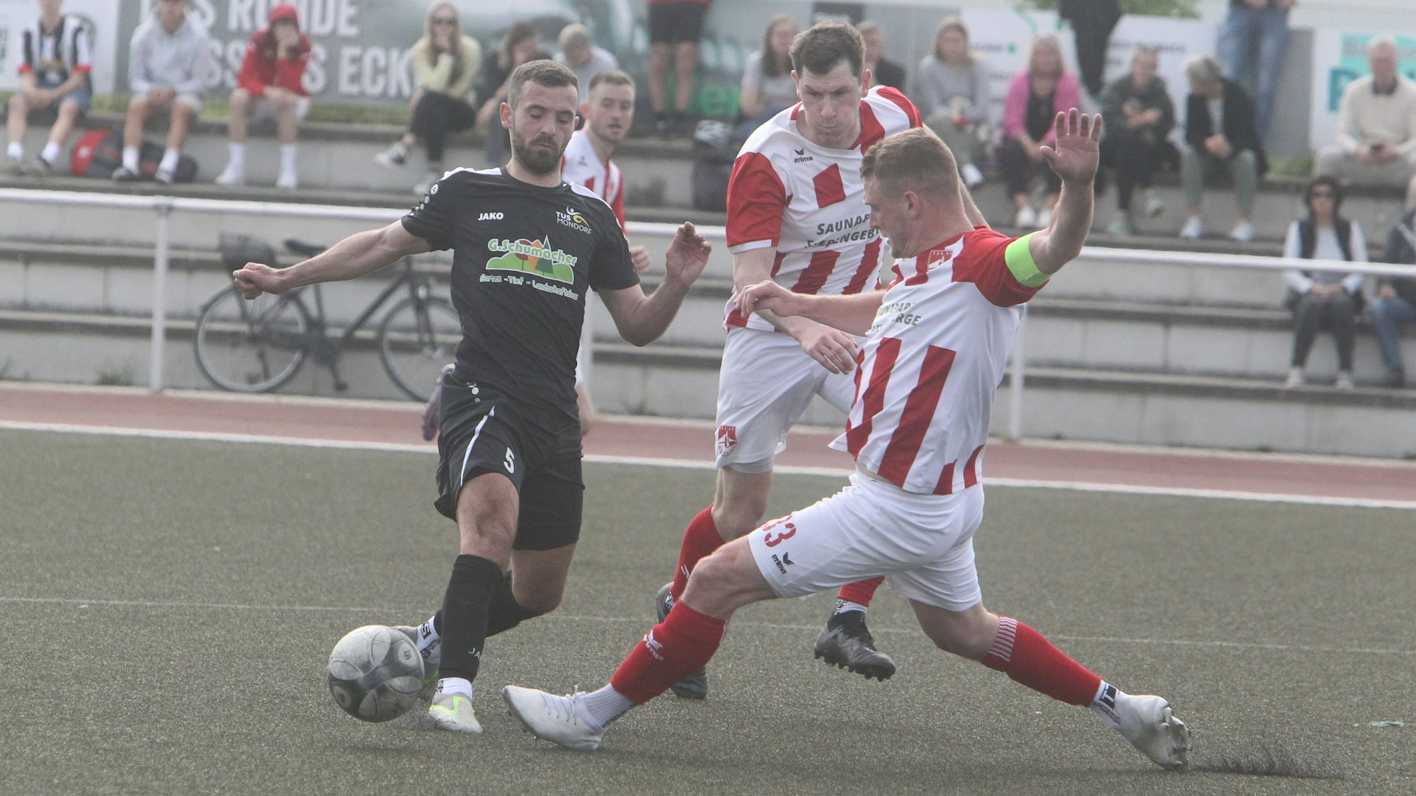 Erst Hochzeit, dann Derby-Time: Tim Schulz (rechts) vom TuS Oberpleis im Duell mit dem Mondorfer Lindit Gashi.