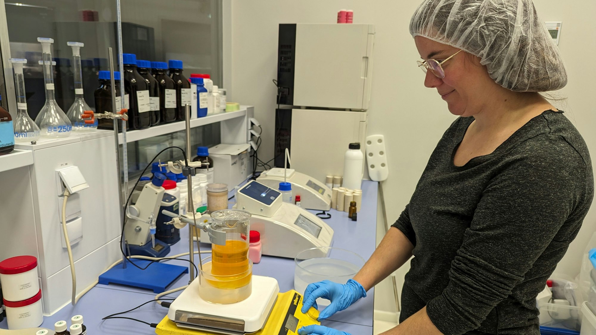 Das Bild zeigt eine Chemikerin im Labor.