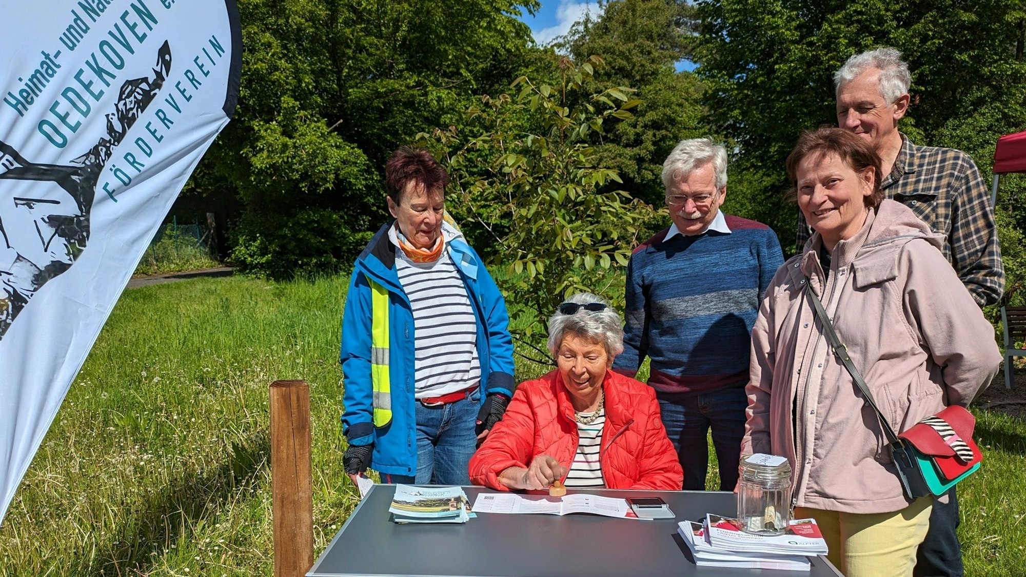 Am Apfeltor am Jungfernpfad in Oedekoven stempelte Oedekovens Ortsvorsteherin Brigitte Schächter die Gewinnspielkarten der Teilnehmer ab.