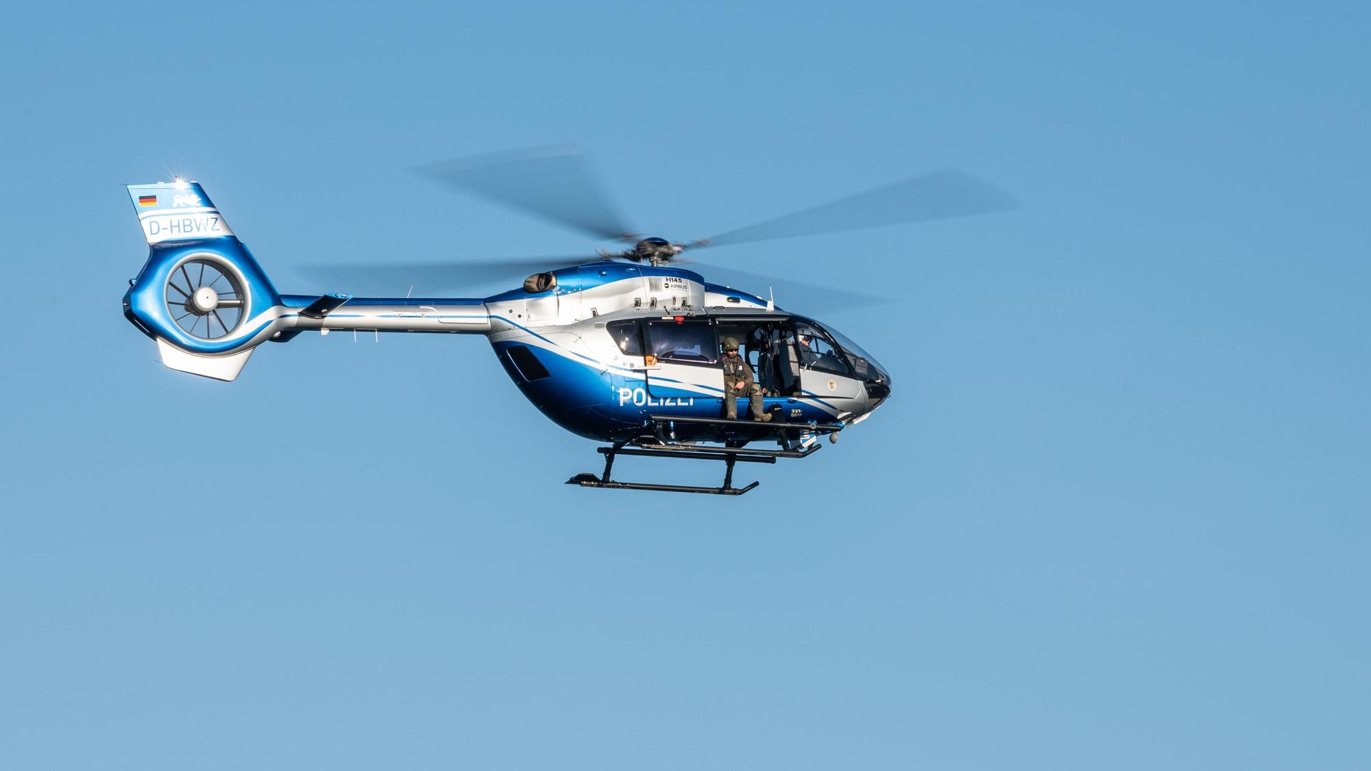 Ein Polizeihubschrauber hat die Oste nach Arian abgesucht (Symbolbild).