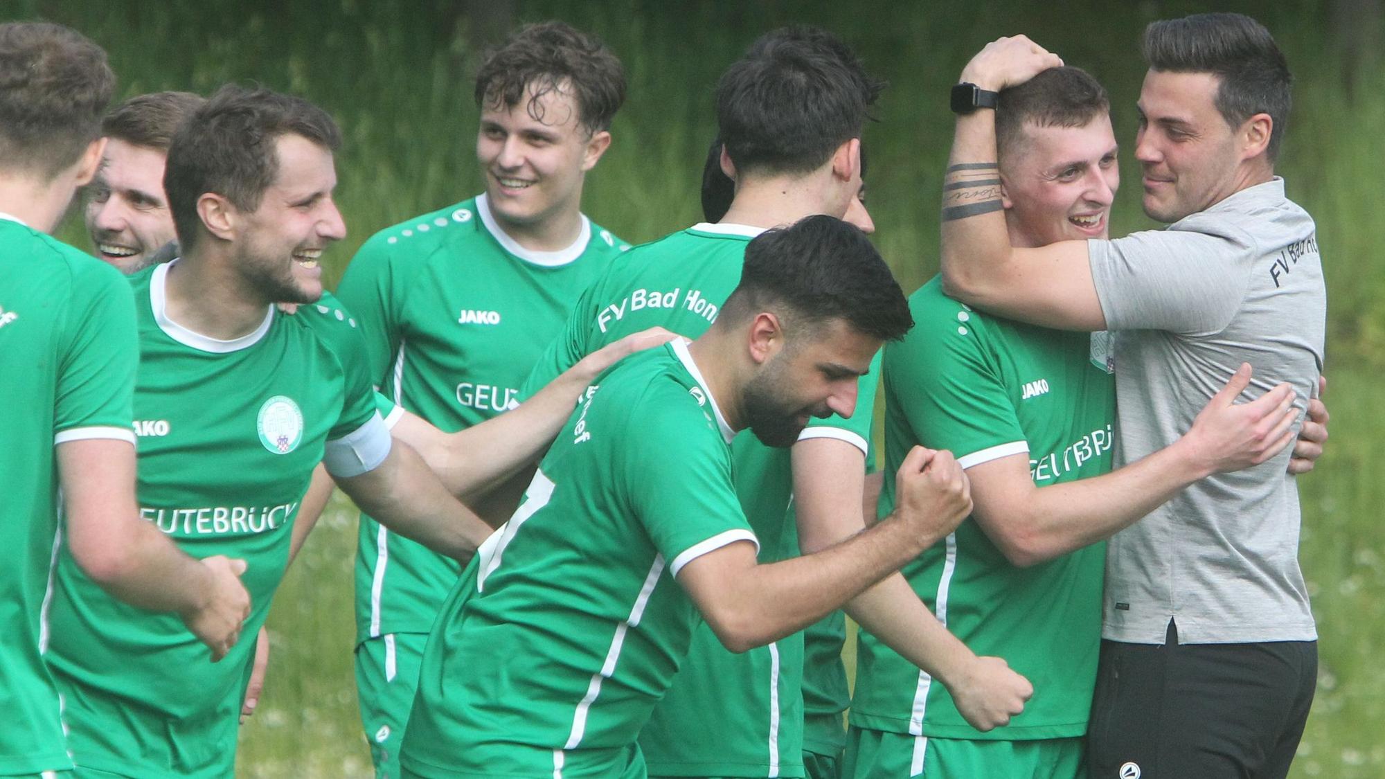 Jubel in der siebten Minute der Nachspielzeit: Trainer Benjamin Krayer und die Spieler des FV Bad Honnef drehen ein verloren geglaubtes Spiel in Niederkassel.