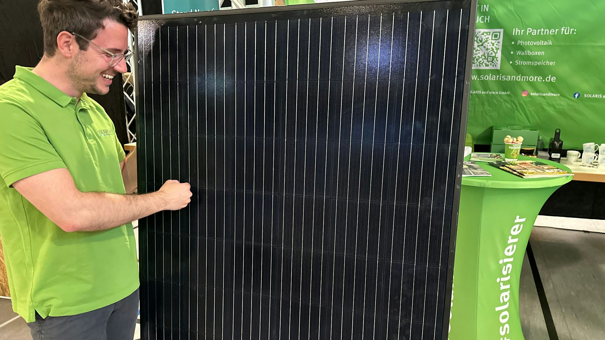 Philipp Lichtenberg von der Firma „Solaris and More“ zeigt ein Balkonkraftwerk auf der Nachhaltigkeits- und Mobilitätsmesse in Lohmar.