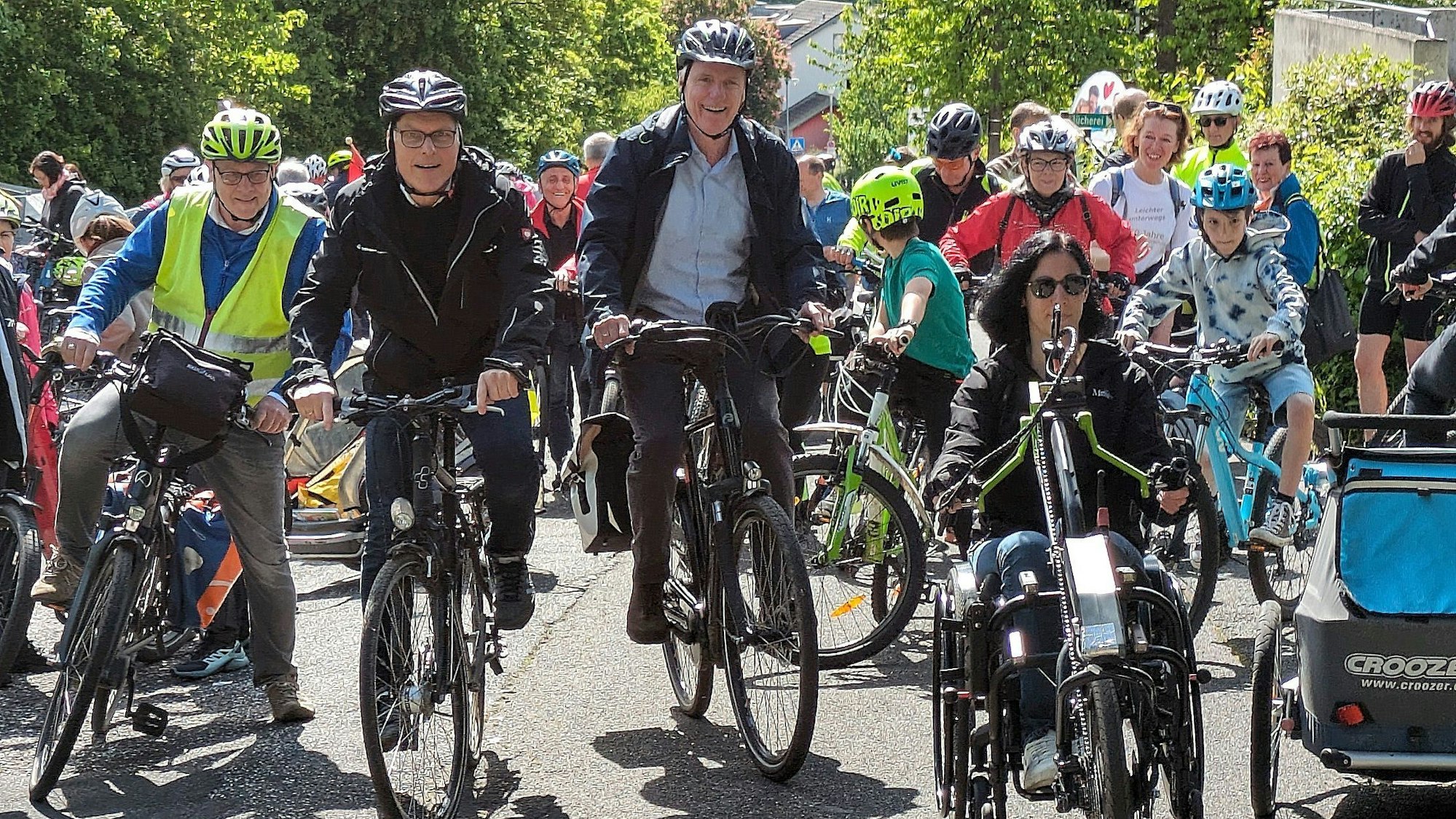 Beim Start der Radtour am Apfeltor am Jungfernpfad in Oedekoven traten Politiker in die Pedale.