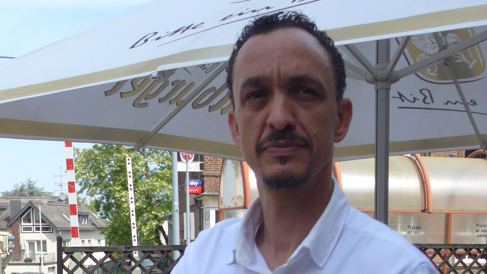 Belgacem Fekiri vor seinem Restaurant in Bornheim.