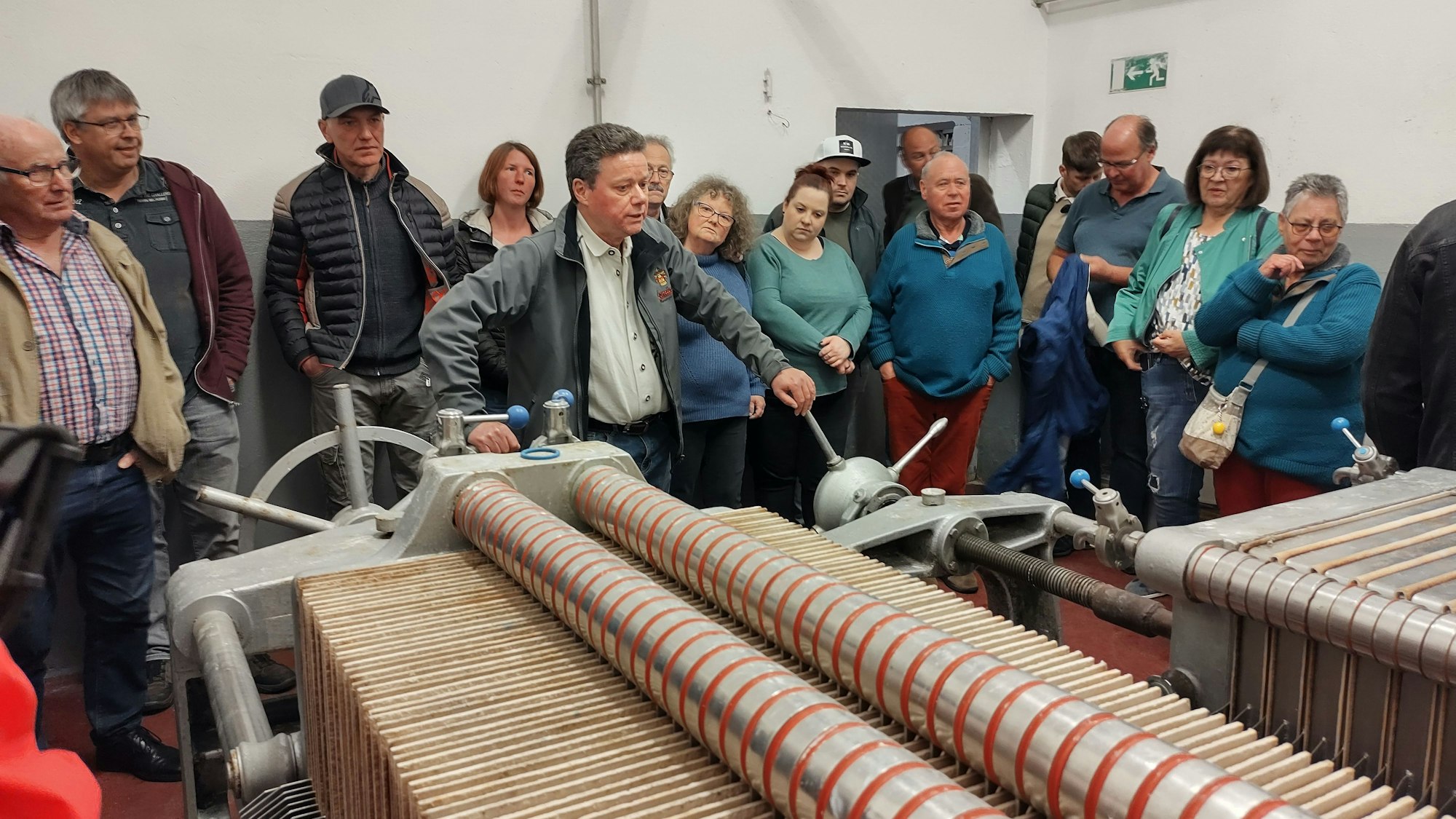 Das Bild zeigt eine Besuchergruppe in der Brauerei bei der Führung.
