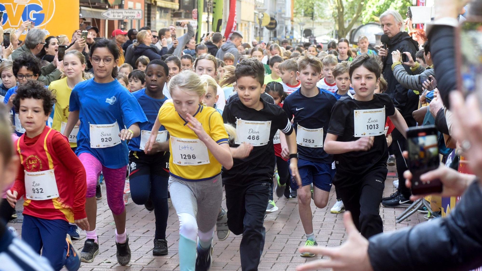 Auf dem Bild sind Kinder zu sehen, die zum Frühlingslauf starten.