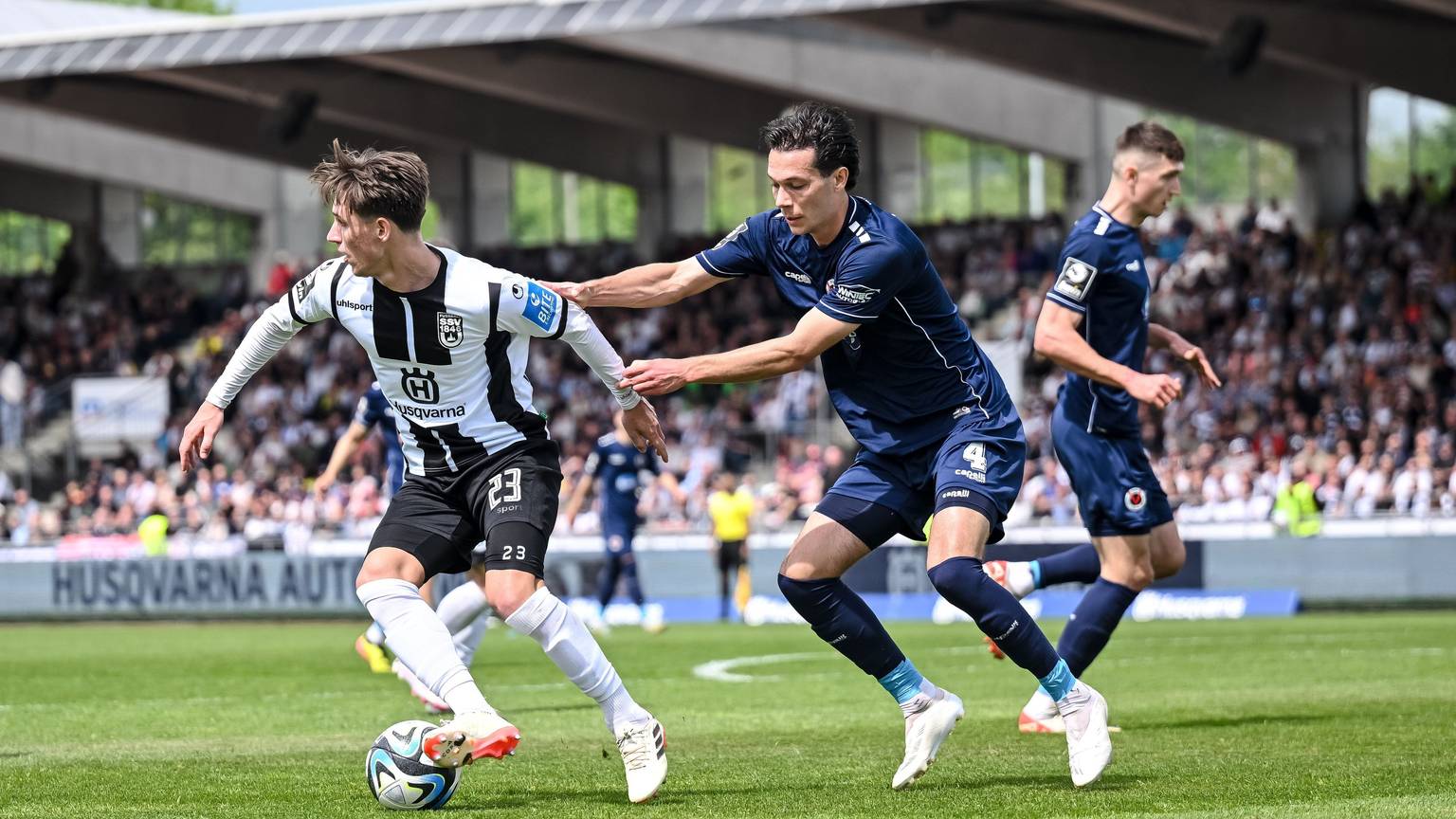 Fußball: 3 Liga, SSV Ulm 1846 Fussball - FC Viktoria Köln im Donaustadion. Ulms Max Brandt und Kölns Jeremias Lorch im Zweikampf.