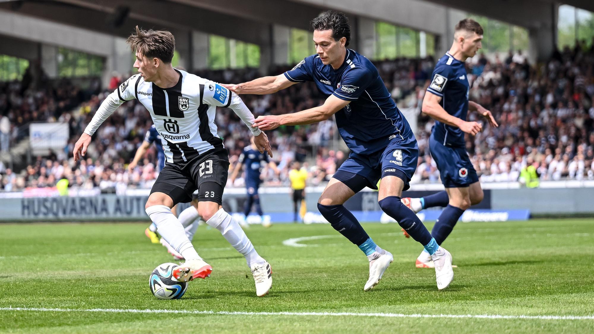 Fußball: 3 Liga, SSV Ulm 1846 Fussball - FC Viktoria Köln im Donaustadion. Ulms Max Brandt und Kölns Jeremias Lorch im Zweikampf.