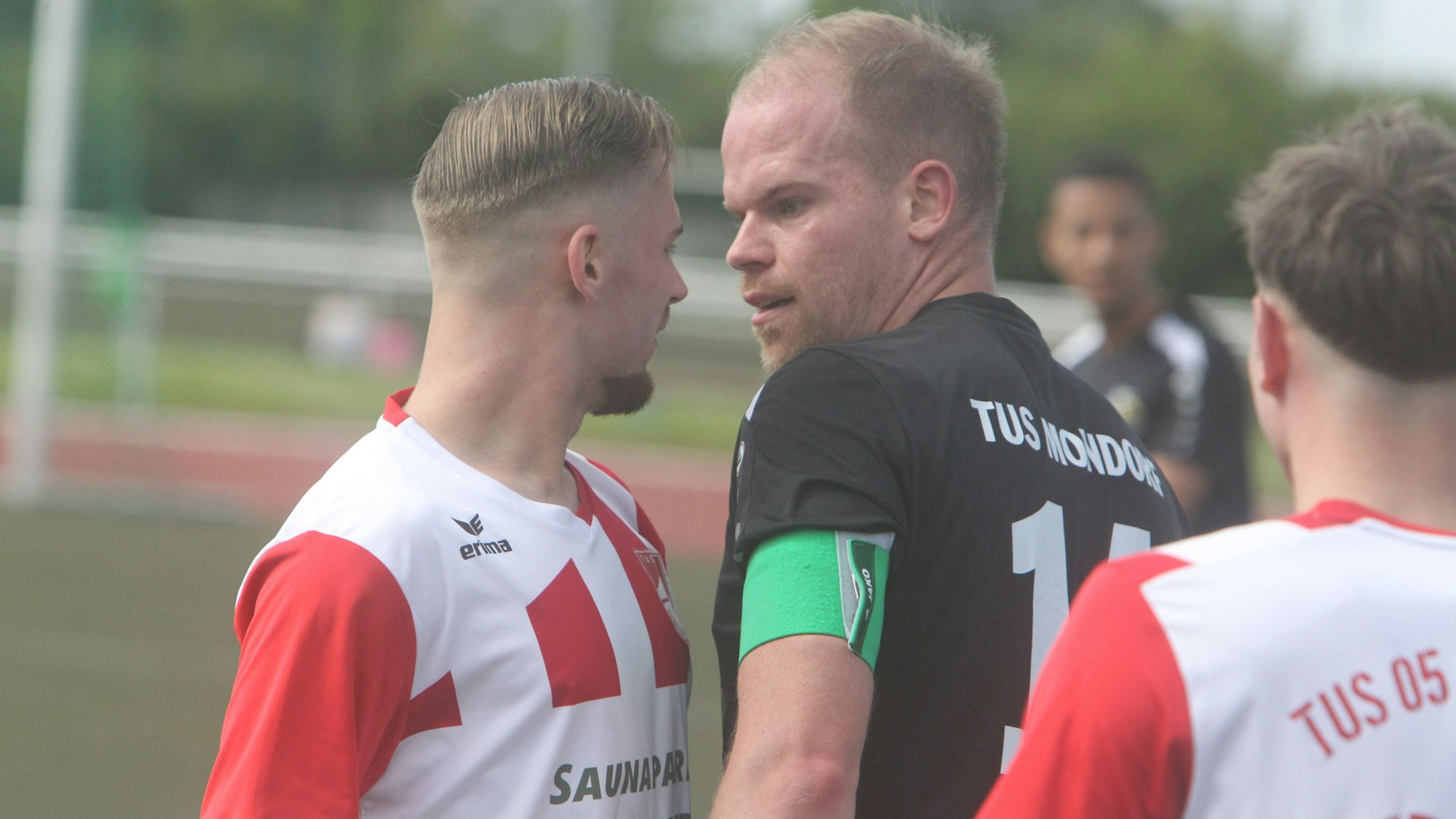 Scharmützel ohne Folgen: Eric Zientz (links) vom TuS Oberpleis und Max Orth vom TuS Mondorf.