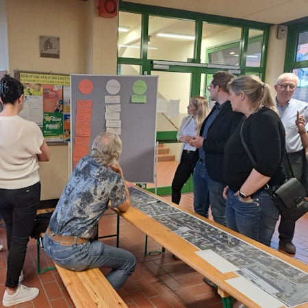 Der Verkehr auf der Provinzialstraße in Niederkassel-Mondorf, wo im Dezember2023  ein 14 Jahre alter Junge bei einem schweren Verkehrsunfall ums Leben kam, war Thema einer Bürgerwerkstatt, zu der die Stadtveraltung eingeladen hatte.