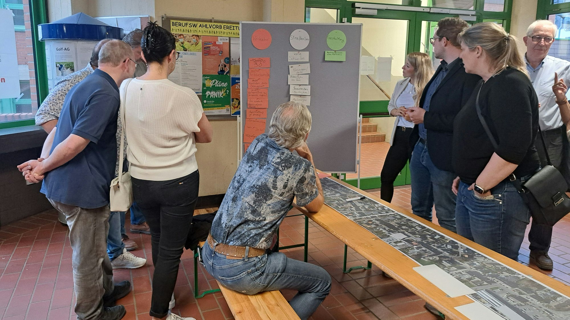 Der Verkehr auf der Provinzialstraße in Niederkassel-Mondorf, wo im Dezember2023 ein 14 Jahre alter Junge bei einem schweren Verkehrsunfall ums Leben kam, war Thema einer Bürgerwerkstatt, zu der die Stadtveraltung eingeladen hatte.